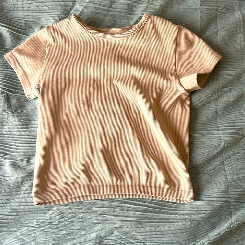 Tight fitting tan gillyhicks/hollister tee